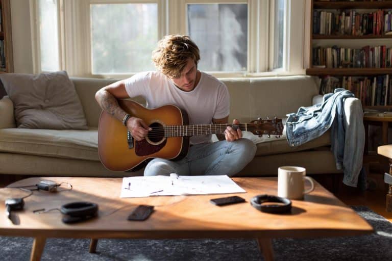 aprender guitarra sozinho em casa
