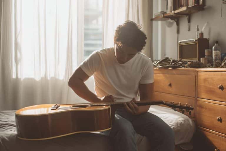 cuidar guitarra acustica dia a dia